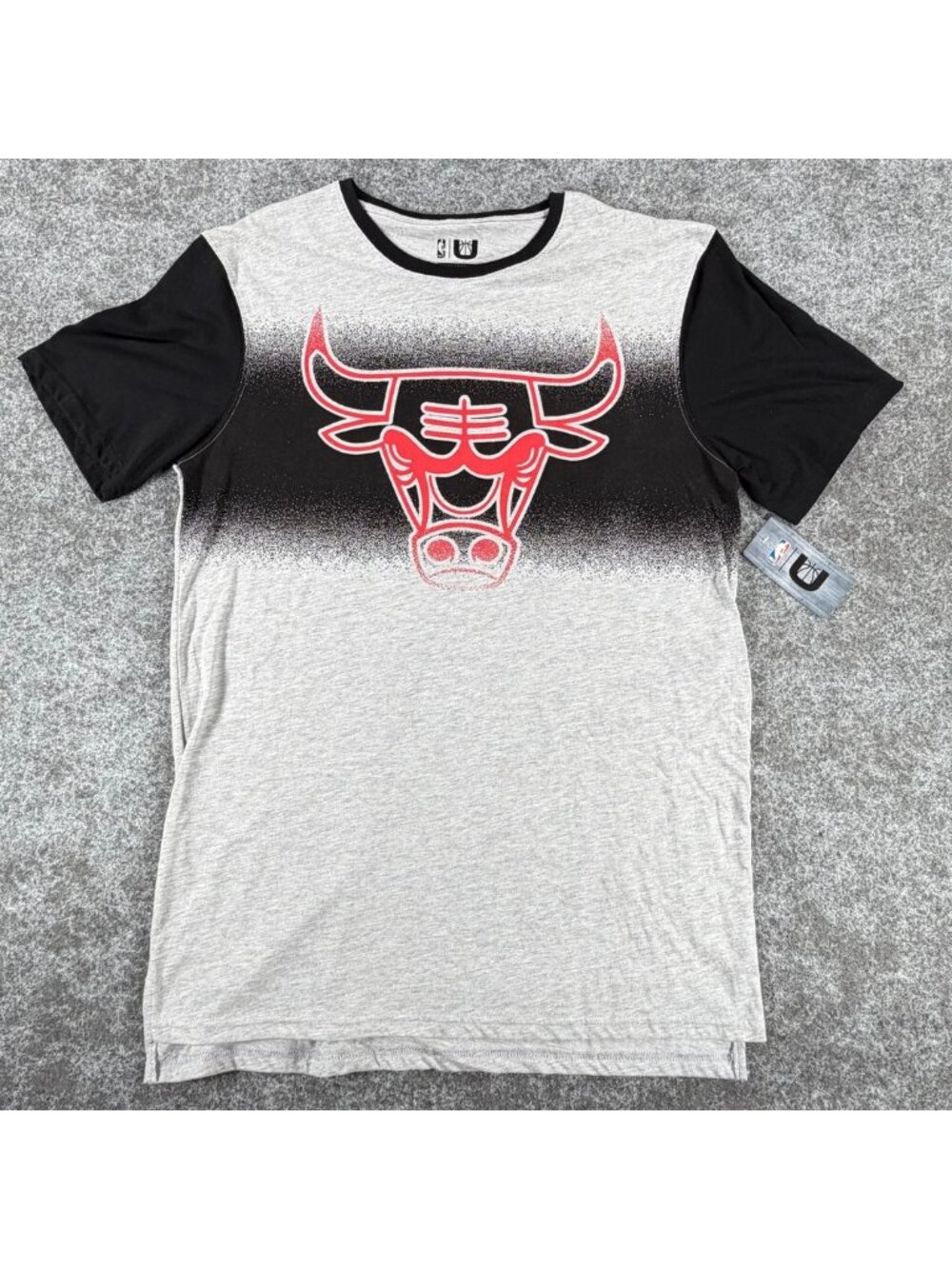 NWT UNK NBA T-Shirt Mens XL Gray Black Ombre Chicago Bulls Team Logo Basketball